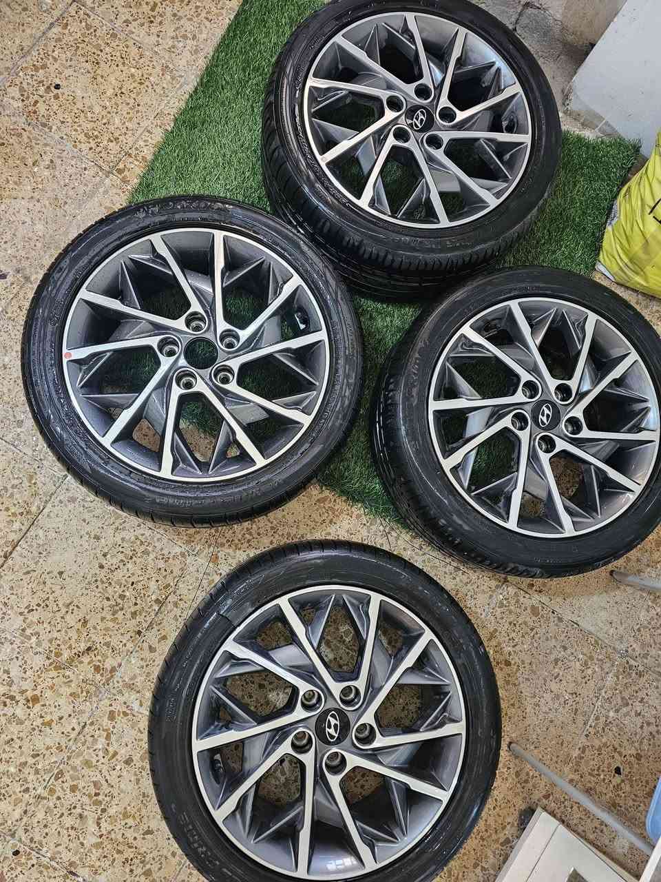 ويل النترا اصلي وكاله 
مستعمل يمكن اقل ال٦ اشهر وشلته لانه جنت اشتغل تكسي فكلت حرامات هاي الوياله تتاذه وشتريه وياله سود 
حط سعرك والبي خير الله يسهل( للعلم ٢ تايرات جدد و٢ لا )
بس ابع اني فقط ويل لانه يجوز يابسات لانه ناسيهن فوك 
المكان
بغداد الغزاليه 
***********
