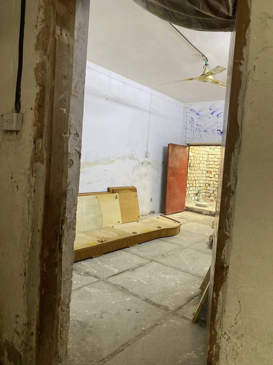 بيت لبيع في مدينه الصدر منطقت دسيم في شارع الصحه يحتوي على ثالث صحيات وحديقه كبيره وثالث غرف وستقبال حوش كبير استفسار هاذ رقم ***********
