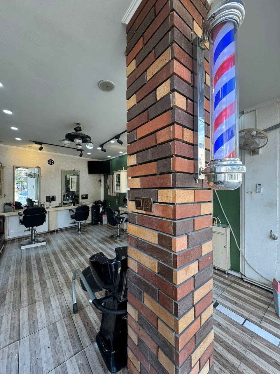 غراض حلاقه مستعملة للبيع للتفاصيل اكثر يرجى تواصل واتساب ***********
