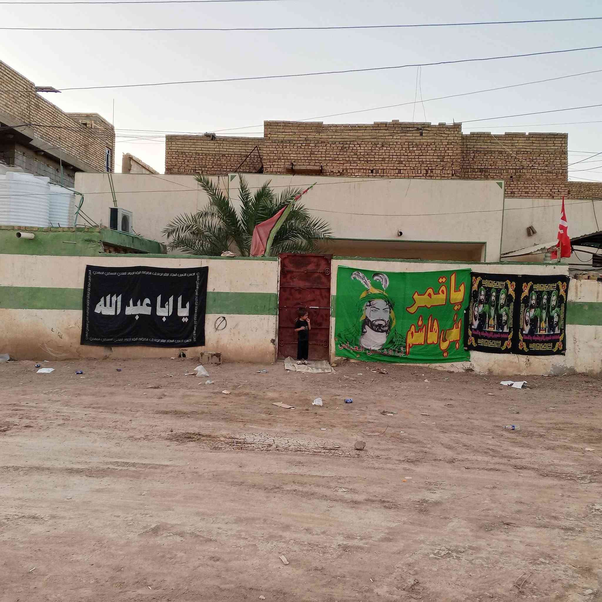 السلام عليكم بيت للبيع المساحة 300 متر طابقين يحتوي علا 6 غرف نوم وهول واستتقبال ومطبخ  
رقم ***********

