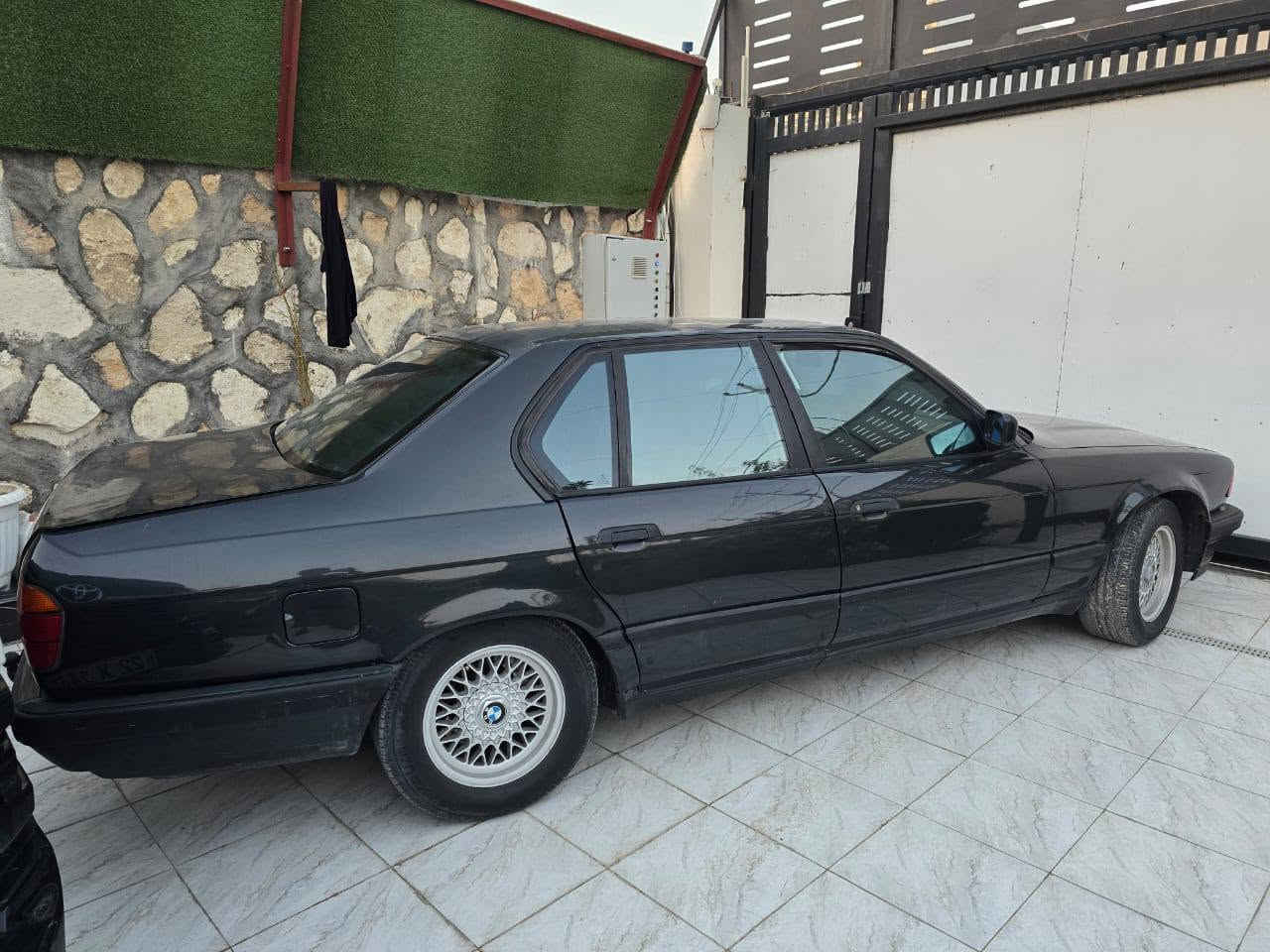 بي ام 740 محرك 8 سلندر  موديل 92 داخل جلد اسود ملكي دبل جكمجه كشن كهربائي تبريد خلفي تدفئه كشنات اعلى مواصفات السياره كفاله جاهزه حداديه امامي خلفي كله جديد تبريد ثلج محرك كبر كفاله تخم تاير سنويه جديده داخل جديد جنطه جديده لايت زنون ماكو شي ميشتغل سياره كله عل بلاد كهربائيات كلها شغاله السياره ماعايزه برغي فقط جراد قماره والفتحه عاطله للامانه الباقي كفاله عامه بابل الكفل 
***********
