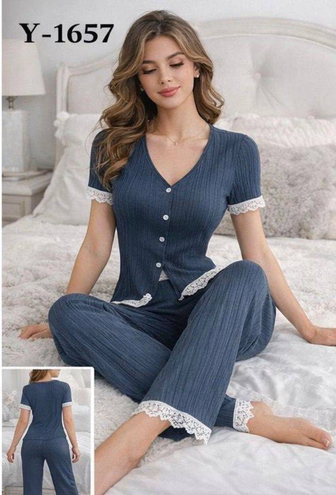 مرحبا حبايب تراكات العيد الجميله قياساتs/m/L  الي يحب يحجز.يراسلني ع خاص للعلم القماش فانيلة باردة💕


**إذا كنت صاحب هذا الإعلان وتريد حذفه لأي سبب، رجاءا أرسل رسالة إلى الدعم الفني**