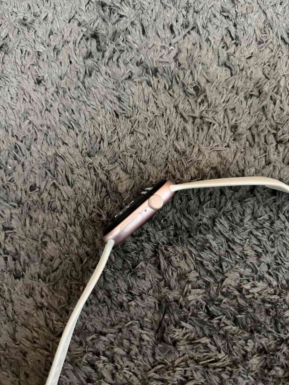 السلام عليكم
للبيع Apple watch الجيل 10 حجم 46 وياها كيبل فقط
بطاريه 100 بييها شخوط بلشاشه ممأثره
السعر 315 نهايتها مكاني شارع فلسطين


**إذا كنت صاحب هذا الإعلان وتريد حذفه لأي سبب، رجاءا أرسل رسالة إلى الدعم الفني**