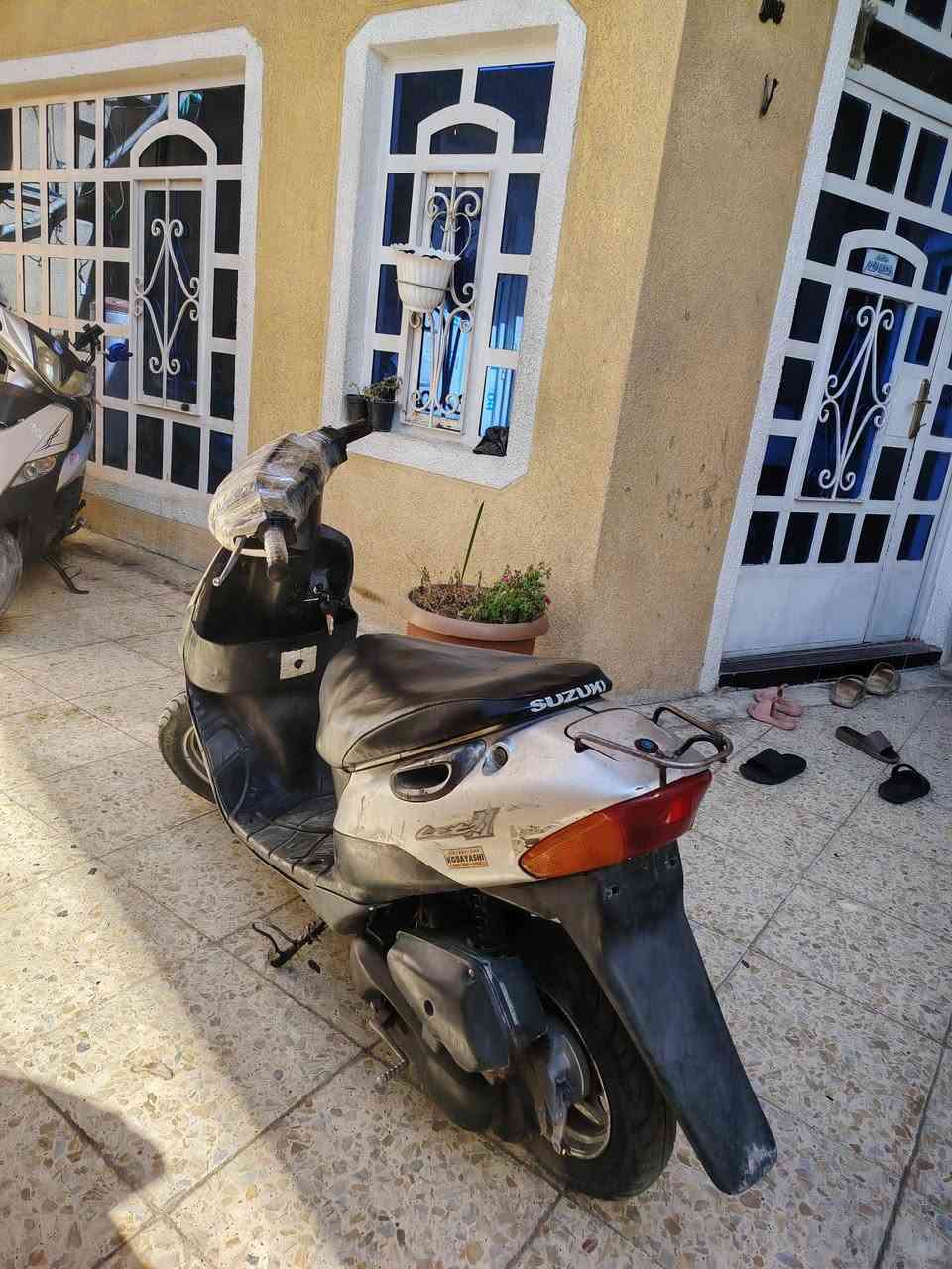 دراجه سوسوكي مصطره نضافته مثل ماواضح بصور دراجه نضيفه مرك ناعم هندر وسلف وسلف عوزه فس فيوز قفل جنطه قفل بانزين قفله 85 بغداد الحريه شارع 20 )***********
