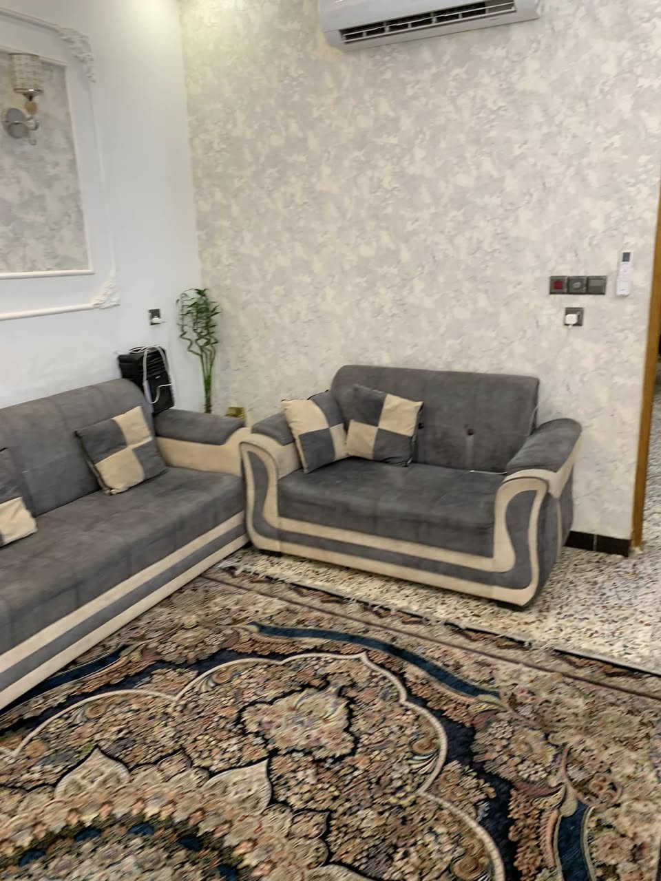 سلام عليكم نص قطعه بغداد مدينه الصدر قطاع 63 قرب مدرسه الأيمان بناء جديد ستقبال وصاله 
وغرفه ومطبخ وصحيات الطابق الاثاني غرفتين وصحيات الاستفسار رقم الهاتف ***********
