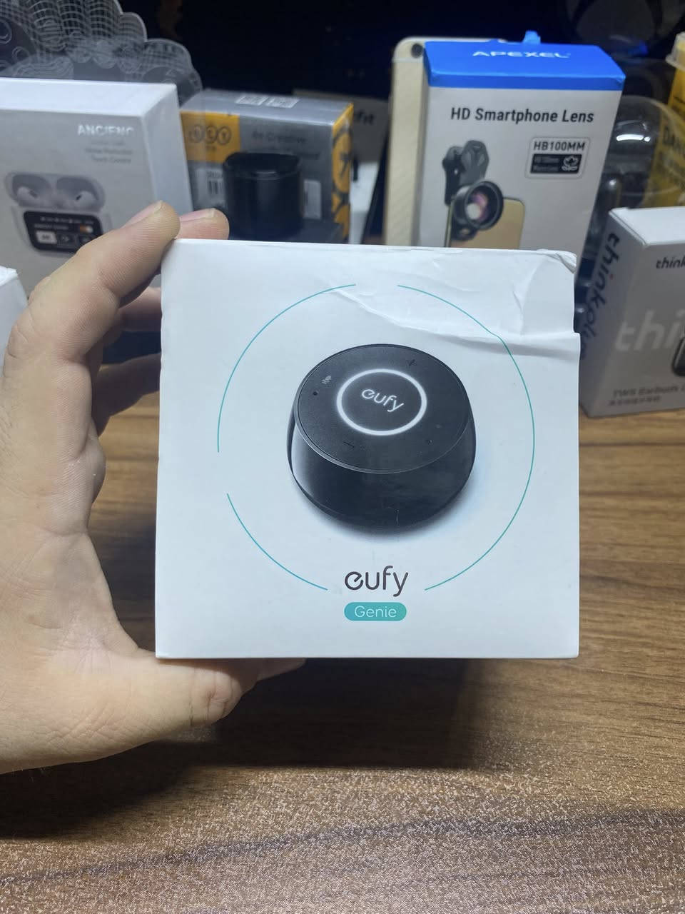 قطعتين
السعر 30 الف 
توصيل جميع المحافضات 5 
مكبر الصوت الذكي Eufy Genie (طراز T1240)، وهو مساعد منزلي ذكي مدمج بـ مساعد أمازون الصوتي (Alexa) من إنتاج شركة Anker.أبرز مواصفات وميزات الجهازالمساعد الصوتي: يأتي بمساعد Amazon Alexa مدمج بالكامل.الصوت: يضم مكبراً صوتياً بقوة 2 واط لتوفير صوت نقي ومحيطي داخل الغرفة.التحكم الذكي: يتيح التحكم الصوتي بالأجهزة المنزلية الذكية المتوافقة مثل الإضاءة والمكانس الروبوتية.الاتصال: يدعم شبكات Wi-Fi بتردد 2.4 جيجاهرتز فقط (ولا يدعم تردد 5 جيجاهرتز).المنافذ: يحتوي على منفذ Micro-USB للطاقة ومخرج صوت 3.5mm AUX لتوصيله بسماعات خارجية أكبر.
#ابوهاجرامزون


**إذا كنت صاحب هذا الإعلان وتريد حذفه لأي سبب، رجاءا أرسل رسالة إلى الدعم الفني**