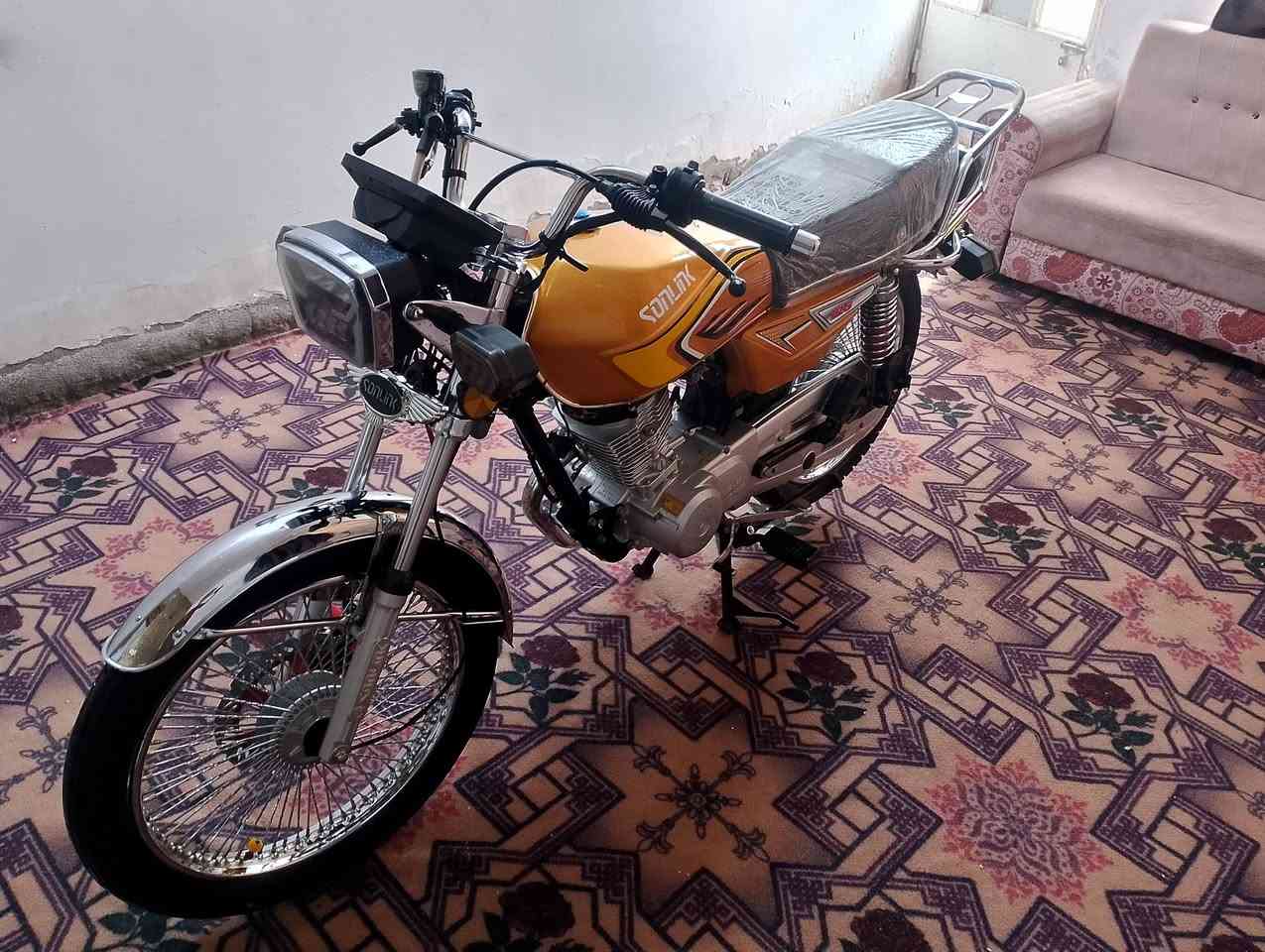 السلام عليكم للبيع دراجه تايكر سونك اصلي موديل 25 كفاله عامه دراجه جاهزه اي نقص مابيه مكينه 125دراجه بعدها على وضع شركه الوان مميز دراجه احلى من الصور مكاني واسط صويره الي حاب يشتري خلي يتصل على هذا الرقم او يراسل خاص ***********
