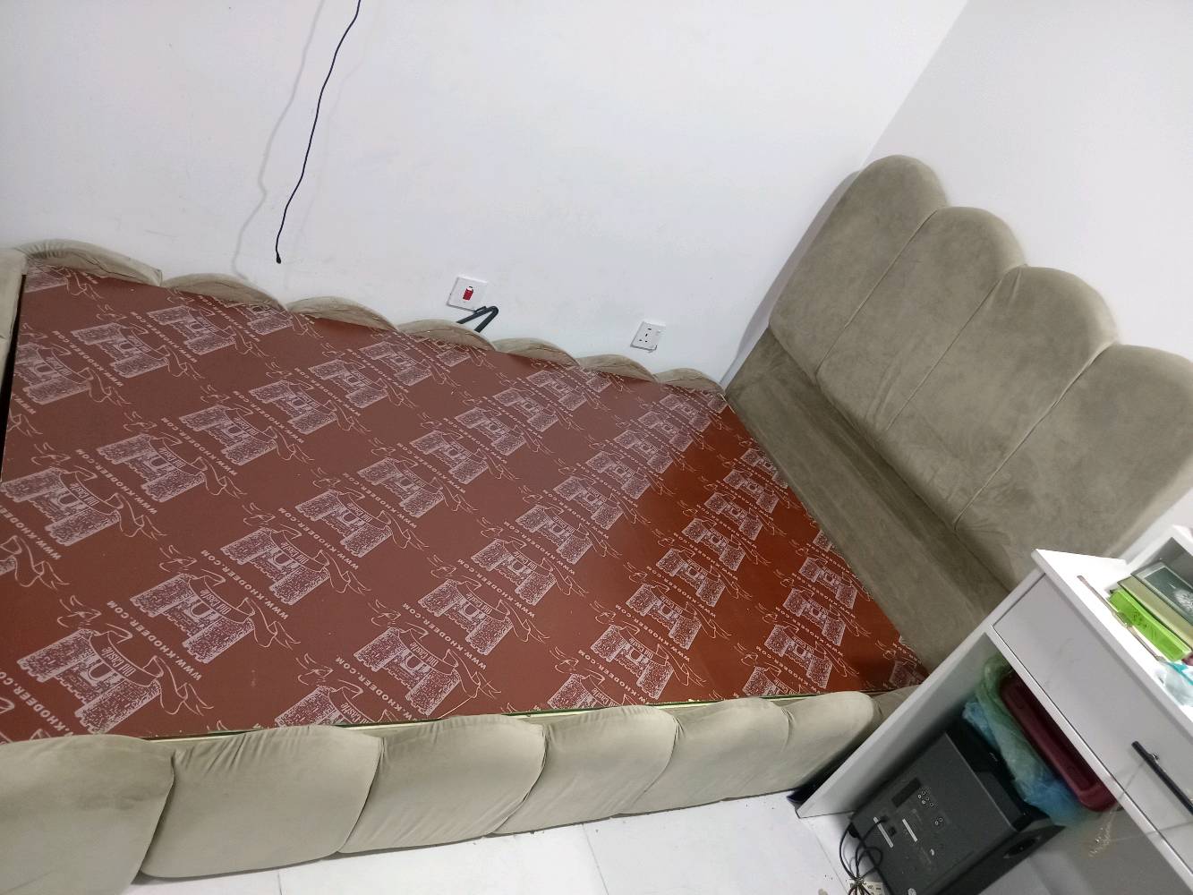 اسره عدد ثنين مودرن استعمال بسيط جدا اخو الجديد حسب ما موضح بالصور سعر ٣٥٠ ألف اي استفسار تواصل ***********
ممكن تذكر المقاس بالضبط للسرير: نفر ونص لو نفرين؟ وكم قطعة داخله بالضبط؟: 
قياس ١٢٠*2
شنو موقعك بالضبط وين بالمحافظة/المنطقة حتى اللي يريد يشوفه يعرف؟: 
مجمع دار السلام بغداد شارع مطار المثنئ
منو الشركة أو الموديل إذا موجود؟ وهل بيه أي خدش أو كسر أو ملاحظة بسيطة غير اللي مبين بالصور؟: 
لا توجد اي عيوب نهائيا
السعر ٣٥٠ ألف قابل للتفاوض لو نهائي؟ وهل أكو توصيل لو الاستلام من المكان فقط؟: 
السعر مع التوصيل 
