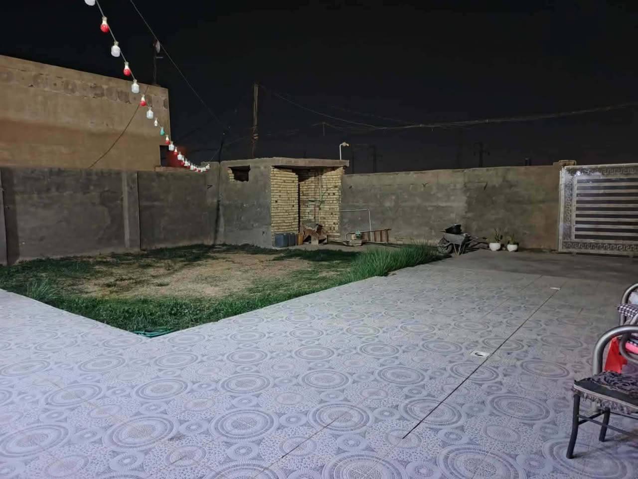 السلام عليكم 

دار للبيع في حي الحكيم نزلت الشهيد نزار او شركه كاله

المساحه الكليه 700 م 

مساحه البناء 400م 
حديقتين اماميه وخلفيه 

4غرف كبار طابقين 
صالتين كبار 
مغاسل داخلي وخارجي 

***********
