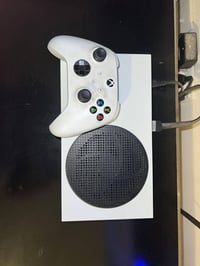 اكس بوكس سيرس اكس اس شغال مع جوستيك اصليه مع اشتراك كيم باس جديد ٠٧٧٠٧...