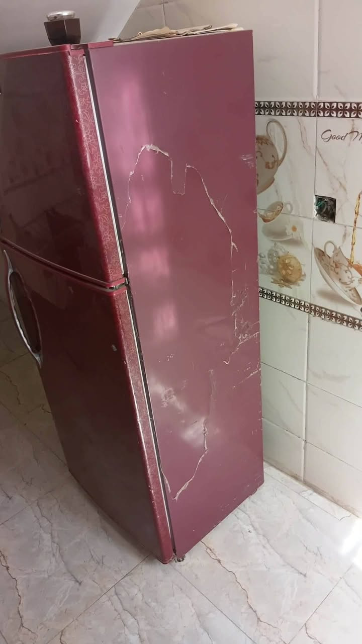 ثلاجه للبيع حجم كبير السعر 200 الف  ***********
