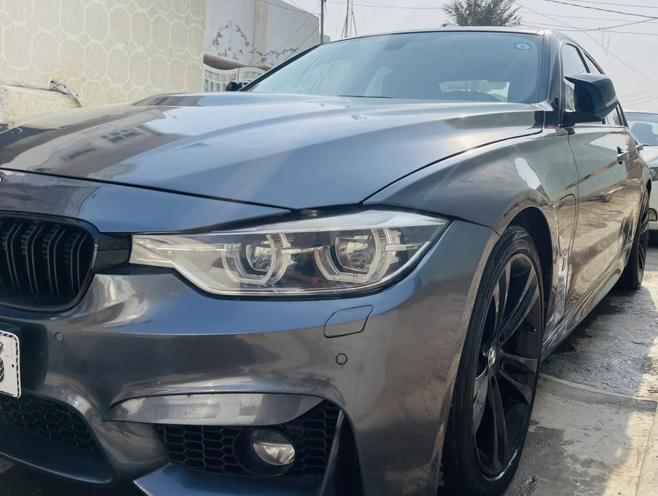 السلام عليكم 
 
BMW 330e 2018 
رقم بغداد دولي باسمي 
هايبرد وشحن وبنزين
لايتات ليد 
كشنات كهرباء خزن 
شاحن وايرلس
داخل ليد
رادار خلفي
نقطه عمياء
مري قلاب
وارد امريكي حادثها موضح بالصور
داخل اسود بلادي 

السيارة احلا من الصور ونظيفة جداً 
سعر 160 وبيها مجال مكاني ديالى المقدادية 
للاستفسار ***********
