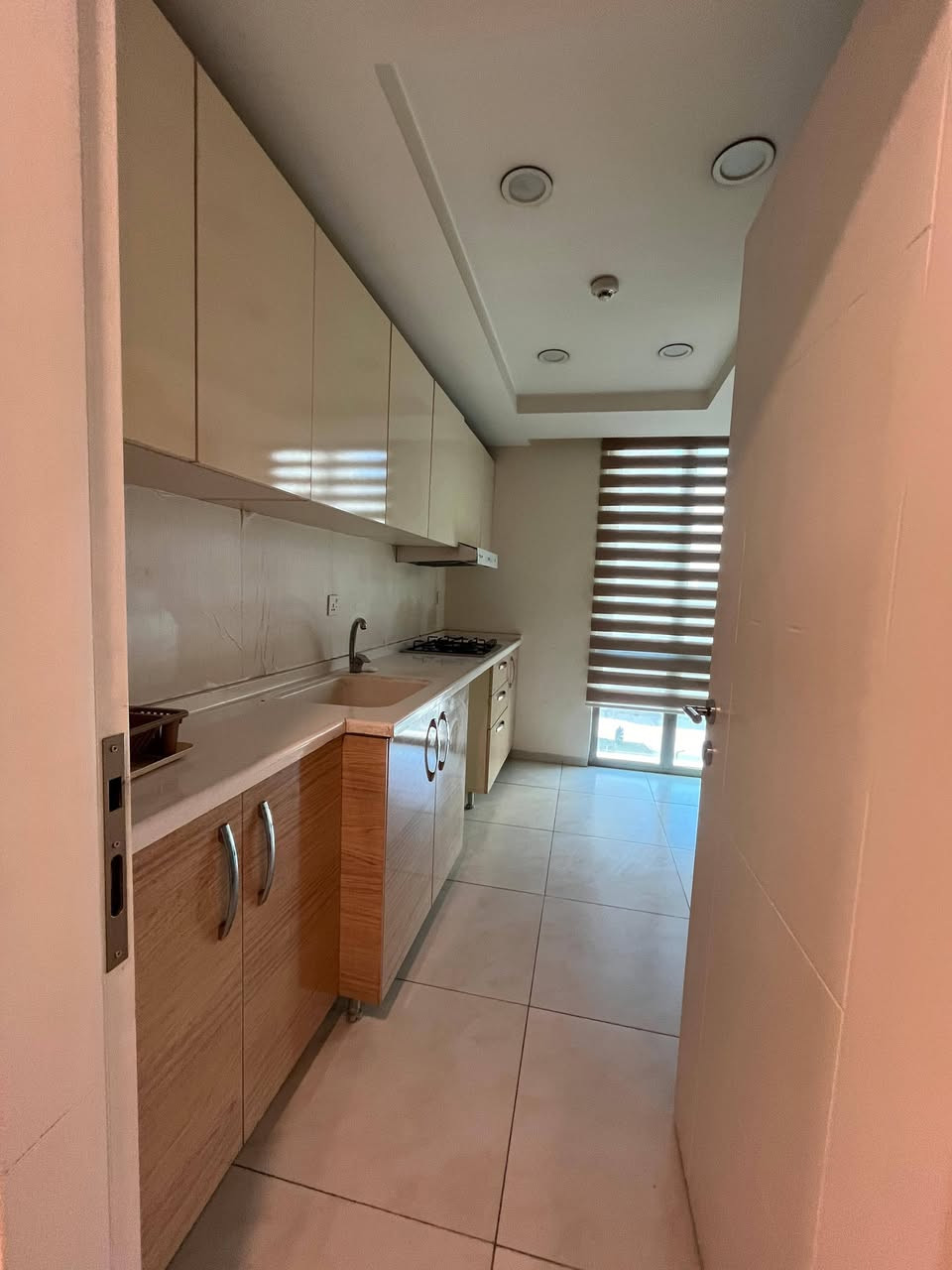 شقق للايجار
مجمع لايف تاور 
ثلاثه غرفه وصاله مؤسس 
سعر خمسه ورقه ونص
الاستفسار على الواتساب 
***********
