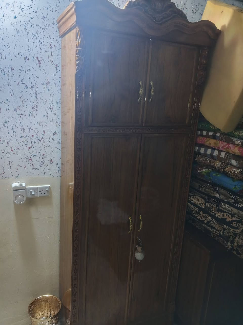 السلام عليكم غرفة نوم احطاطة درجة اولا بعدهة جديدة مكان الدورة السعر 1300//////***********///***********
