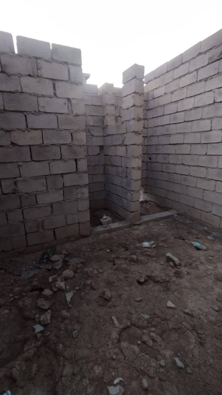 السلام عليكم هيكل مساحة ١٠٠متر جزء اول ٩بيت على شارع العام تبليط شغل درجة اولى نضام طابقين معزولات  السعر خاص ***********
