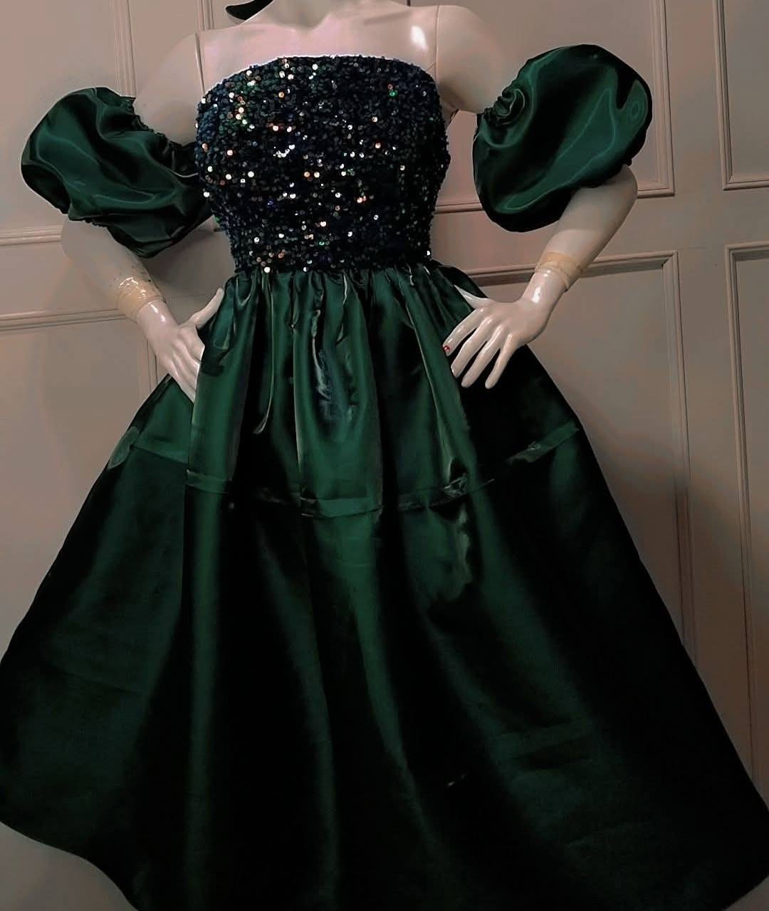 اللهم صل ع محمد وال محمد 
✨  تصميم وخياطة مروشة ✨
نحوّل القماش إلى أناقة تليق بكِ 👗
✂️ تفصيل وخياطة حسب الطلب والمقاس
🪡 دقة واهتمام بالتفاصيل
📍 خاجية – شارع 40
📱 واتساب: ***********
