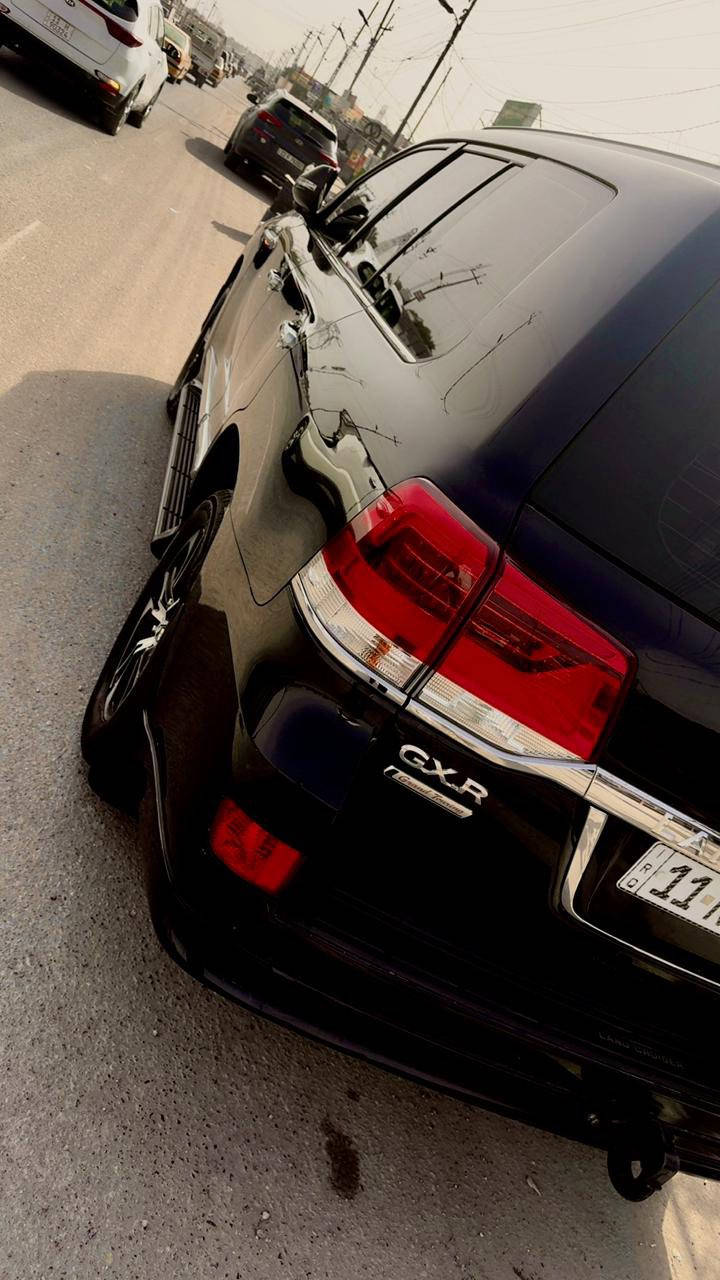 لاندكروز gxr موديل 21 كراند تورنك اللون اسود بغداد ***********
ماشيه 120 كم 
الموصفات 
اربع بصمات ابواب 
كامرا 
فتحه سقف 
طفايه 
3 شاشات 
صندوق كهرباء 
كراسي قرميدي اصل 
ثلاجه 
جيكات لكزز 
زينون اصل 
تشغيل عن بعد
والباقي موصفات الاندكروز المعروفه 
السياره جدا نضيفه ومغلفه بلكامل ppf
