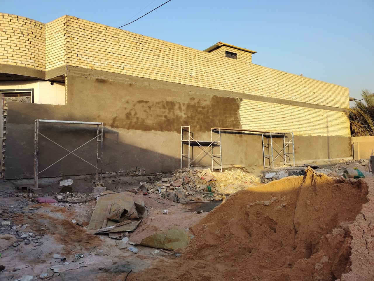 سلام عليكم بيت مساحه 120متر غرفتين نوم ستقبال وصاله ومطبخ حار وبارد مناور ثنين البيت جديد صار شهر حولت بي نقصه جام ونقاط كهرباء واظويه ماي كهرباء مجاري جاهز لبيت كله طابوك جمهوري شغل حلو ومرتب /العنوان شيشان حي زهراء بظهر اسواق تفاحه قريب علئ شارع رئيسي بركن صيدليه اسويس تعال خاص واتساب واني خادم ***********
