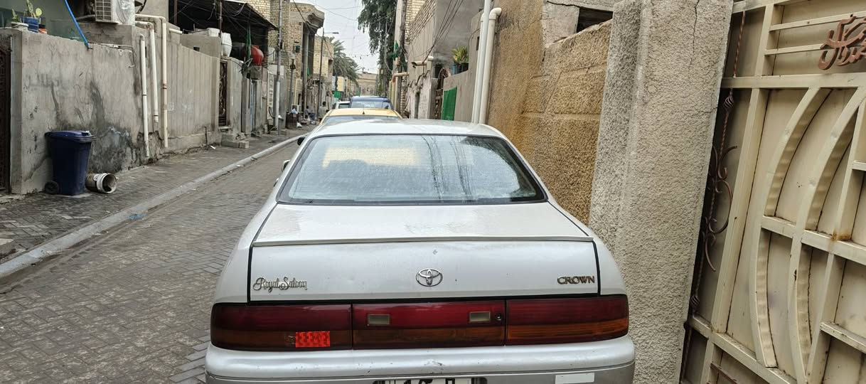 السلام عليكم 
للبيع سيارة كراون بطة رقم بصرة انكليزي بسمي السعر ٦٨ ورقة مكان السيارة بغداد مدينة الصدر مكفولة من كل  الاصوليات سيارة جاهزه مصروف عليه مكينه وكير خير من الله التبريد جديد منظومه كاملة خير خير من الله راديتر  والواتربم والديلكو والباور كله تبديل جديد صدر جديد تصفير اربع فلنجات مع الدسكات شاشة اندرويد مع الكامرة تخم تاير الكهربائيات كله شغالة ماعدى جامة الباب الخلفي الايسر متشتغل 
 واليجي كل خطوة الف هلا  الاتصال على *********** وعذراً على الاطالة .
