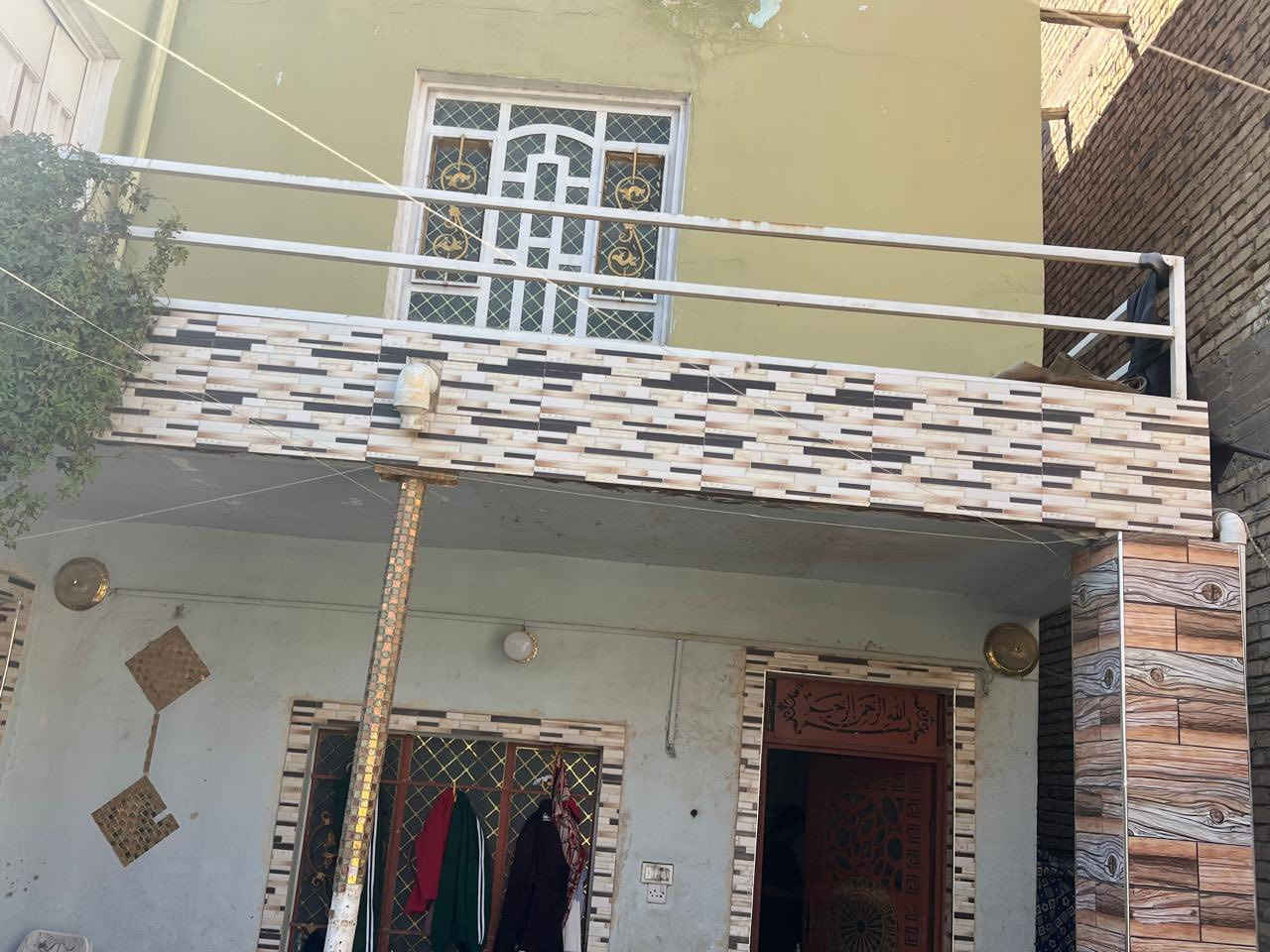 بيت طابقين المساحة 200 م

الطابق الأول غرفتين او صاله او استقبال او مطبخ او حمام او كراج او حديقه 
والطابق الثاني غرفتين او صاله كبيره او بيتونه ثانيه او سطح كامل

جمعية الإسكان بالجهة المقابيل جامع أهل البيت
السعر 150 مطلوب 45 مبادره 

***********
