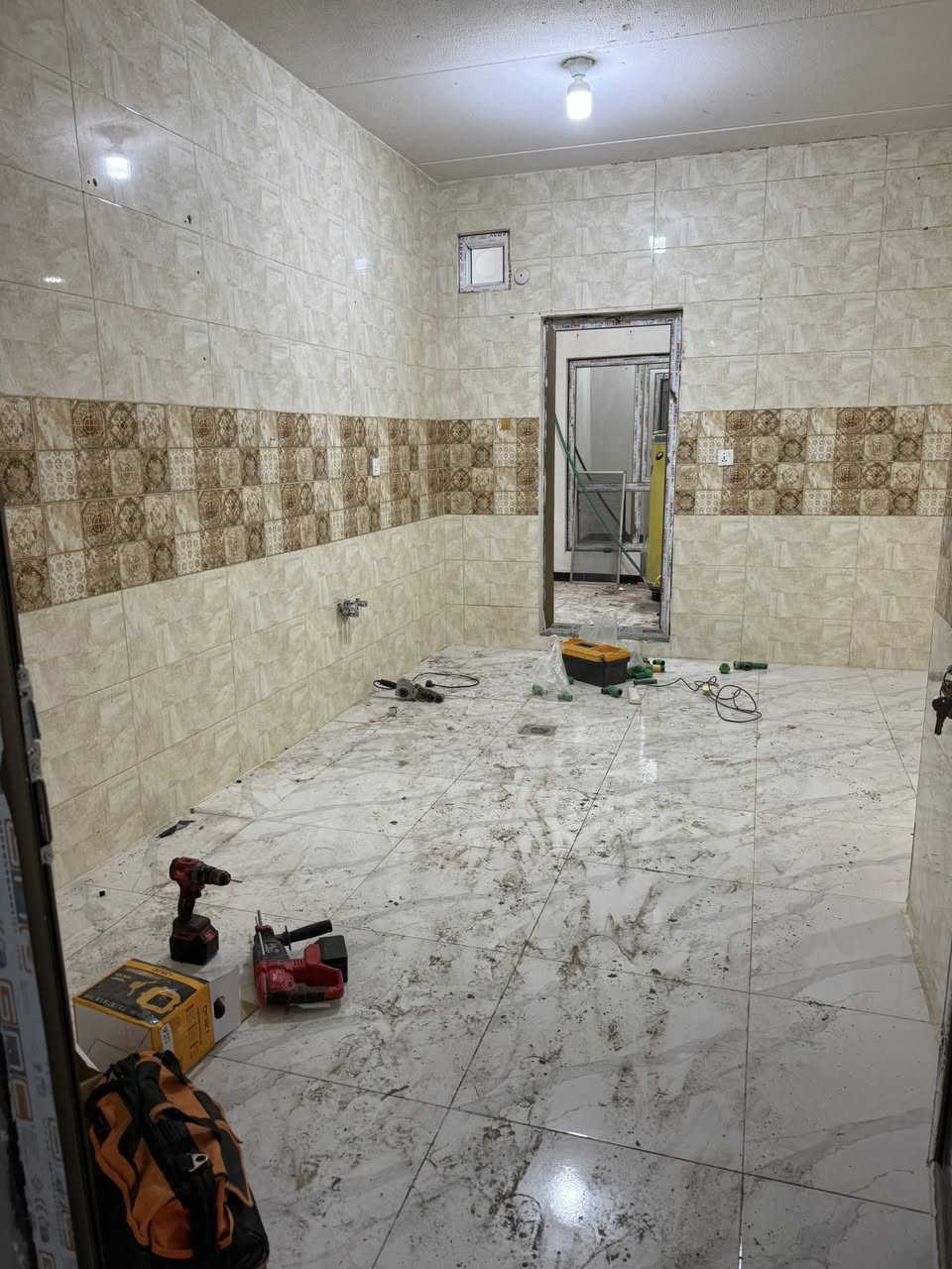 دار للإيجار في محافظة النجف الأشرف 
مجمع قرية الغدير 2 السكني
مساحة 200 متر طابقين يحتوي ثلاثة غرف سويت 
الدار مجهز بسقيفة للكراج وتعلية السياج الخارجي وكتائب حماية للأبواب والشبابيك وتسقيف المناور والحديقة مجهزة بالزميج وجاهزة للزراعة فقط ويحتوي ماطور ماء وسخان جدد غير مستعملات والدار نضيف جداً وجاهز للسكن 
سعر الإيجار الشهري 500 الف دينار ومقدمة كل أربعة اشهر
المهتم يتصل:***********
عقارات صادق الخزعلي لكل ماهو مميز ومناسب
يتوفر المزيد من عروض البيع والإيجار في اغلب المجمعات
