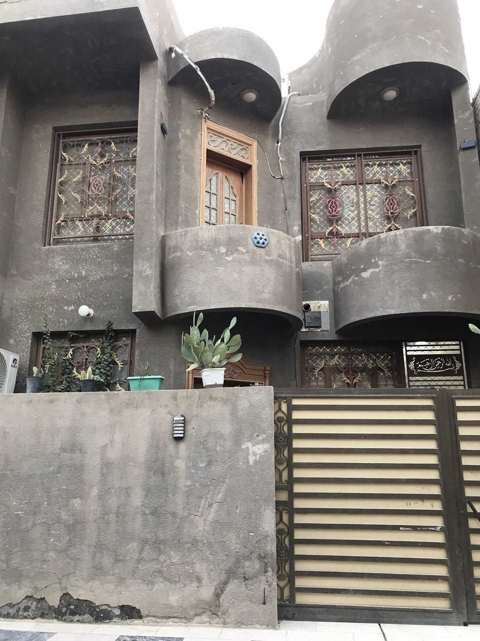 بيت للبيع مساحه 100متر طابقين بناء طابوق درجه اولى طابو زراعي سند 25باسمي تحويل مباشر 
العنوان/الحر بدايه شارع الكابينات قريب على الشارع العام وقريب على خط الكوسترات موقعه جدا ممتاز 
السعر/165مليون للاستفسار الاتصال على الرقم ***********
