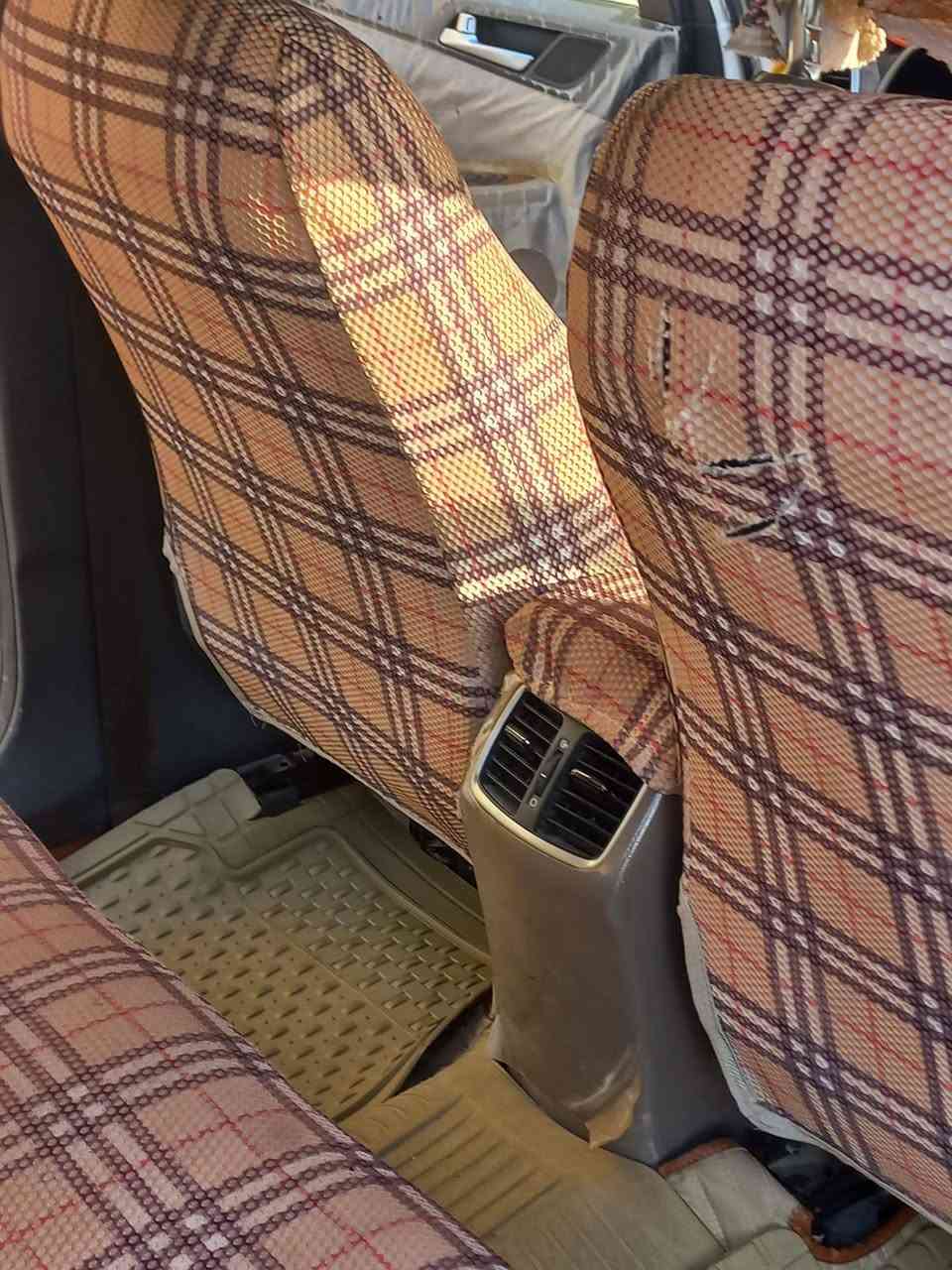 السلام عليكم للبيع توسان موديل 2020سياره خليجيه كفاله عامه حتى من الشخط ماشيه 40. رقم بغداد السياره مطلوبه  وصاحبهه هوه يسدد الك الصافي السعر 185 مكان السياره العماره رقم الهاتف ***********
