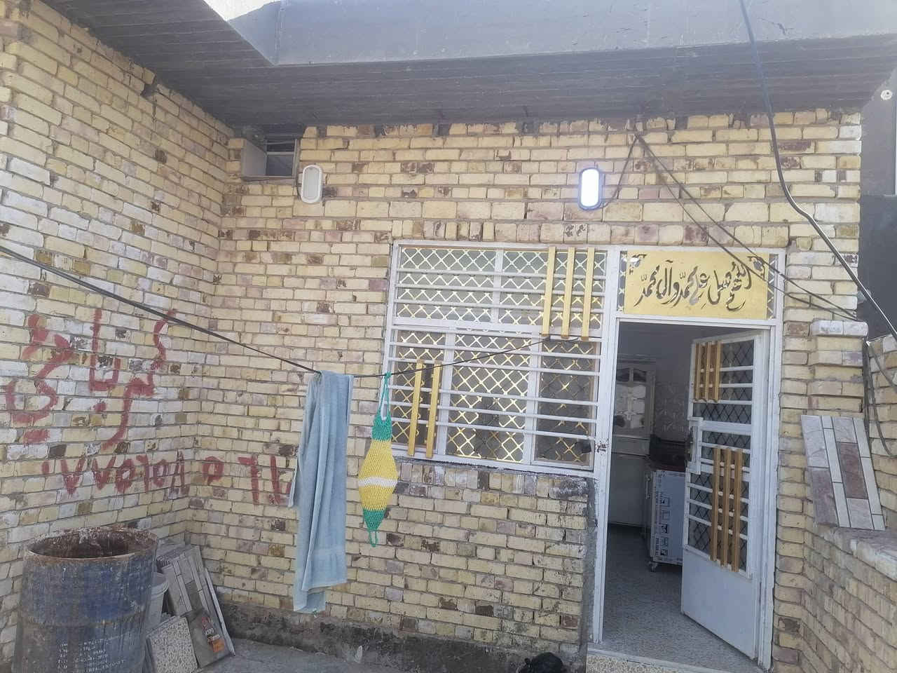 السلام عليكم بيت للبيع في حي التقيه الثالثه المساحه ٢٠٠م البيت طابو زراعي معامله كامله بلبلديه بيت كونكريت مسلح سطح شتايكر البيت كامل نقصه بس بورك البيت قرب مجمع الروان الارظيه كاشي كلش نضيف للاستفسار ***********
