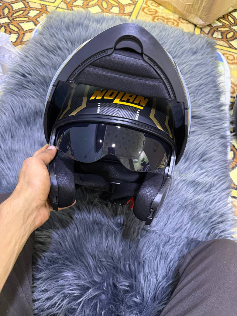 توفرن 3خوذ من ماركه نولان اليطالي فخامه بلشكل وادااء ممتاز داخله عده ختبارات لضامن مالها اصعد عليها اذا صار بيها شي لاتاخذها تحتوي عله 3فتحات تهويه وثنين مانع ضباب وتكون فك قلاب ونضاراتين داخليه وخارجيه الوانها مميزه ومادخل وشوشه من تمشي معدل خوذه بمعنى كلمه وحاصله عله شهادت لدوت مكاني بصره وعندي توصيل محافضات 
*********** ابو الخصيب, البصرة
