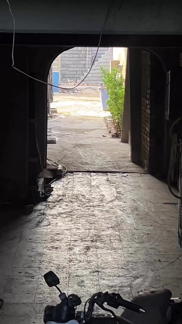 شقة العنوان بغداد مجمع فدك المشتل منطقه مضمونه 13الف وحده سكنيه بيها بطاقت سكن اومختار وتخصيص مسجله يم بلديه خدمات كامله نقص فقط تبليط ارضيه مساحة 150 متر تحتوي على 2غرف +صاله وحمام مطبخ وصطح 
السعر 25 بيها مجال بسيط ترهم اقصاد 
‭***********
