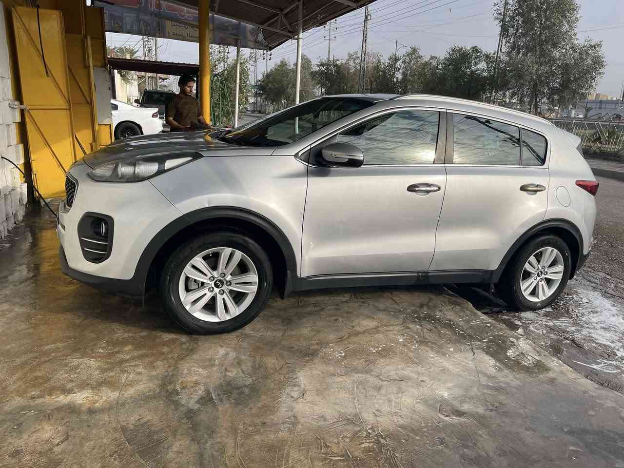 كيا سبورتج خليجي موديل ٢٠١٧ ماشية ١٧١ الف سياره نظيفة حجم المحرك ٢٠٠٠ اللون سلفري مكفولة كفاله عامه من الصبغ مكان السياره ميسان العماره قطاع ١٥ شعبان شارع المدارس الاتصال على الرقم 
***********
السعر ١٧٥$وبيها مجال للمشتري
