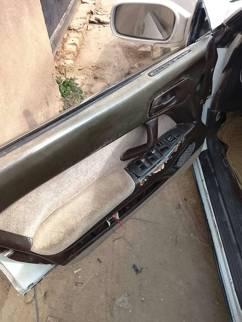 سلام عليكم كراون بطه متصل للبيع موديل 1993 محرك كير تخم تاير خير من الله حداديه خلفي وامامي سنويه ماساقطه رقم بصره السعر 45 وبيه مجال للطيبين مكفوله من العيب الشرعي مصبوغه عام الاتصال على الرقم *********** العنوان دوانيه عفك
