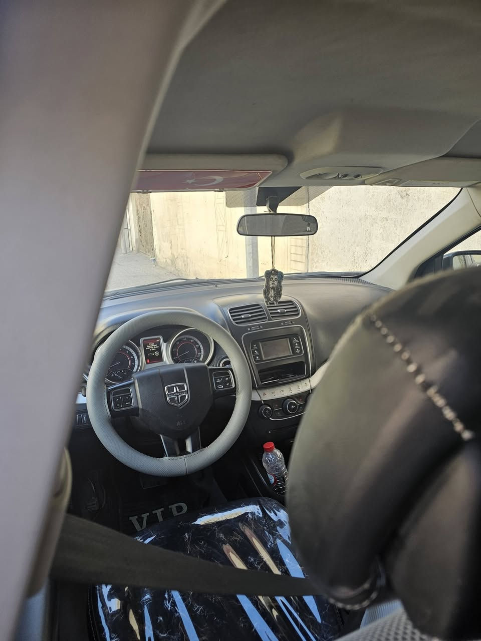 دودجرني موديل 2018 للبيع بيها بس ضرر بالبجم
 خفيف كامل جاملقين وبنيد خفيف فقط بدون ايرباك سياره نجف رقم مميز تحويل ثاني يوم السعر 110 وبيها مجال ماكينه 2400 جديده ما مفتوحه مقفوله جير ومكينه***********
