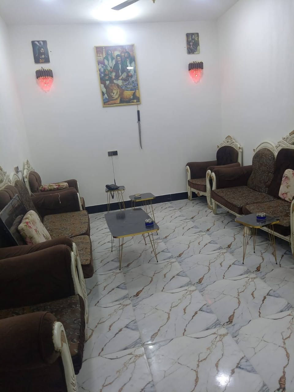 سلام عليكم
بيت للبيع زراعي بحي الكوفه 

مساحه ١٥٠م 

بناء ٢٠٢٦ كله طابوك صب كونكريت 

يتكون من 
ديوانيه مطبخ صاله غرفتين وصحيات ومنور 
 
السعر [٦٥]وقابل للتفاوض

لاستفسار مراسلة الحساب أو الاتصال على الرقم 

***********
