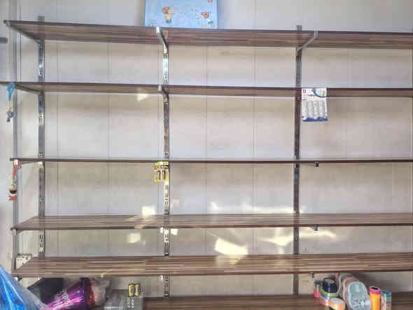 سلام عليكم رفوف للبيع كامله مع السجج وتعلاكات ٤٢ رف كبير و ١٠ وسط كامله ونضيفات مكاني بغداد شهداء السيديه سعر الرف ١٠ ويه سجج وتعاليك ب ١٠ 
***********
