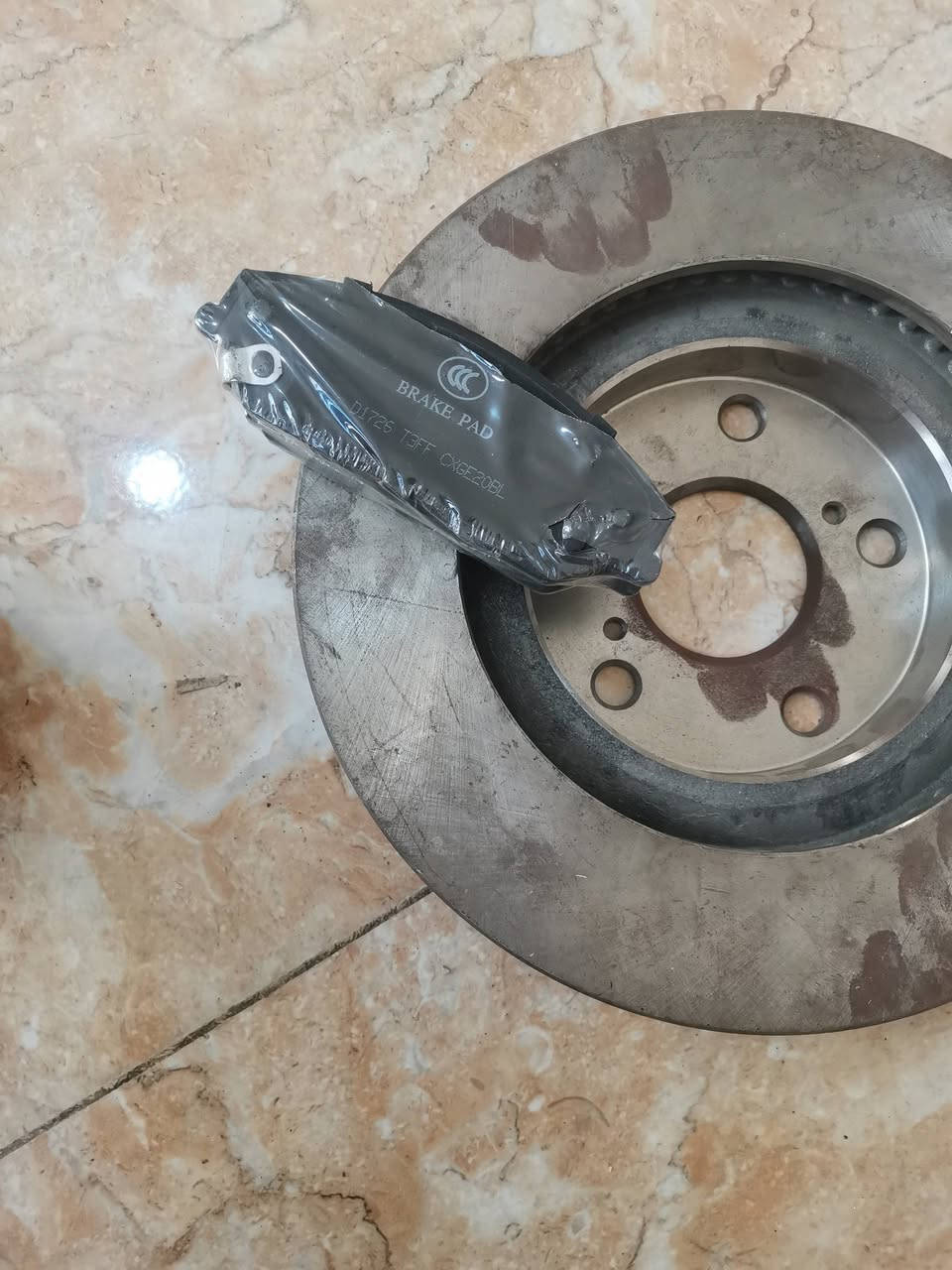 السلام عليكم
فلنجه جديده ما مستخدمه ودسكات وياها  مال جهه وحده
نوع السياره جيلي امكراند c8
سعرهن ٤٠
مكاني بغداد المدائن
***********

