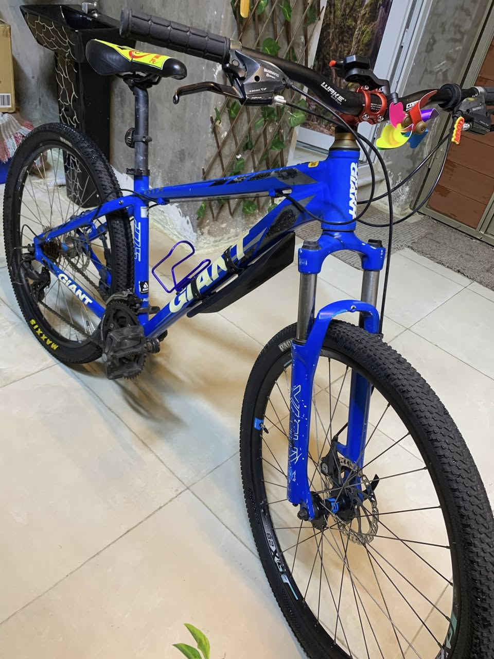 🚲 للبيع: بايسكل جبلي جاينت (GIANT) أصلي - بحالة ممتازة🟦

جبلي (Mountain Bike) هاردتيل.⛰️

 (الفريم): ألمنيوم خفيف جداً وقوي (Aluxx Aluminum)، تصميم هيدروليكي مريح للمسافات الطويلة.✅

(الإطارات): تايرات أصلية ماركة Maxxis (ماكسس)✅

ويلات ألمنيوم دبل وول ديسك (Giant GX28)، قوية وتتحمل الصدمات.✅

منظومة سرعات متعددة (شفترات شيمانو) مع دنديل ثلاثي أمامي يوفر سلاسة تالية🟥

(المساعد الأمامي): مساعد أمامي (Fork) يمتص الصدمات بشكل ممتاز، يمنحك راحة كاملة بالمطبات🟦

حجم(27.5)

السعر-350 الف

العنوان بغداد مدينة الصدر
للتواصل ***********

