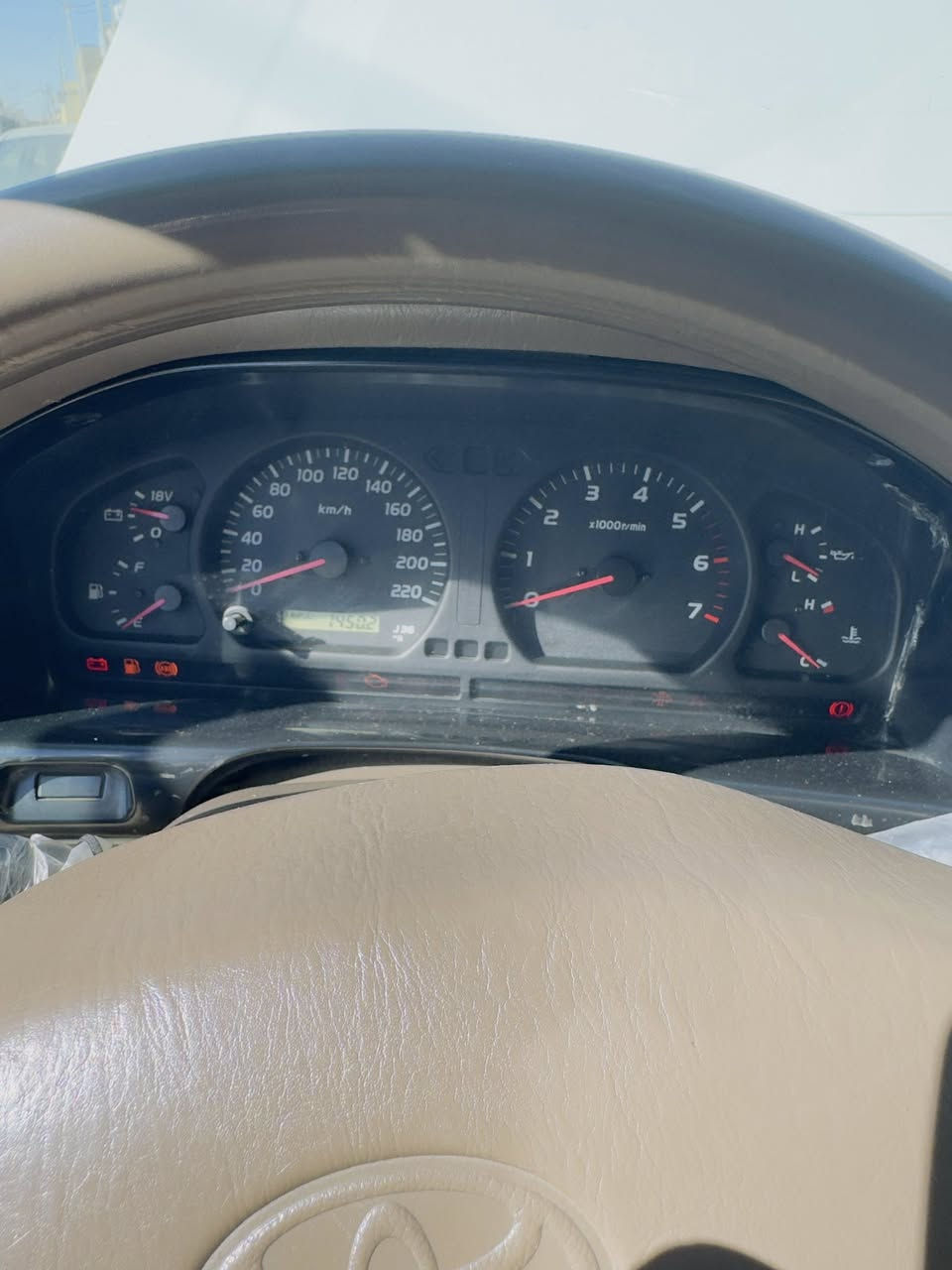 السلام عليكم لاندكروز 2001 اللون ابيض سياره كفاله عامه من الضربه او الحادث فقط صبغت حزام اثر خطه طابعه عندي مواصفات فول ٣ قطع تبريد ثلاجه دواخل عسلي دبل كير دبل تانكي دبل سبير كير مكينه بشرط حداده جديده  للاستفسار ***********
