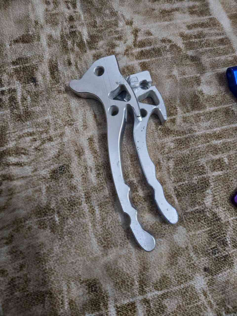 سلامة عليكم غراض البيع
 1 : ستان مال موبايل ب 10
2 : يدات بريك لون ذهبي ب 15
3 : يدات بريك فضي 15
4 : ذراع مال بريك خلفي و قبق عنبار ب 20
5 : فج اصلي مال تفصيخ برمبو ب 50
6 : لوحة مال رقم على شكل خفاش ب 15
7 خوذة اصليه من شركة  GIKE نظيفه كلش وما ملبوسه ب 75
 وتوصيل موجودة


**إذا كنت صاحب هذا الإعلان وتريد حذفه لأي سبب، رجاءا أرسل رسالة إلى الدعم الفني**