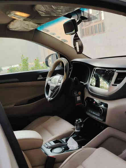 السلام عليكم 
تكسن 
موديل 2018
موصفات نص فول 
رقم أربيل الدولي 
كابون بانزين 
وارد كوري 
محرك وكير شرط 
محرك 4 س
ماشيه 82 كيلو ما مفتوح شرط 
سياره ضررها بوند مبدل بدون دواخل وبدون ايرباك وباب الخلفي بي بارد 
شرط التحويل 
سعرها 177$و بيها مجال 
🛑ملاحظه مهمه
 يرجى الاتصال من  الساعه 9 صباحأ إلى الساعه 9 مساء
#العنوان موصل الجديده شارع بغداد مجاور سنتر بغداد
#مكتب ال رزان للسيارت
***********
***********
