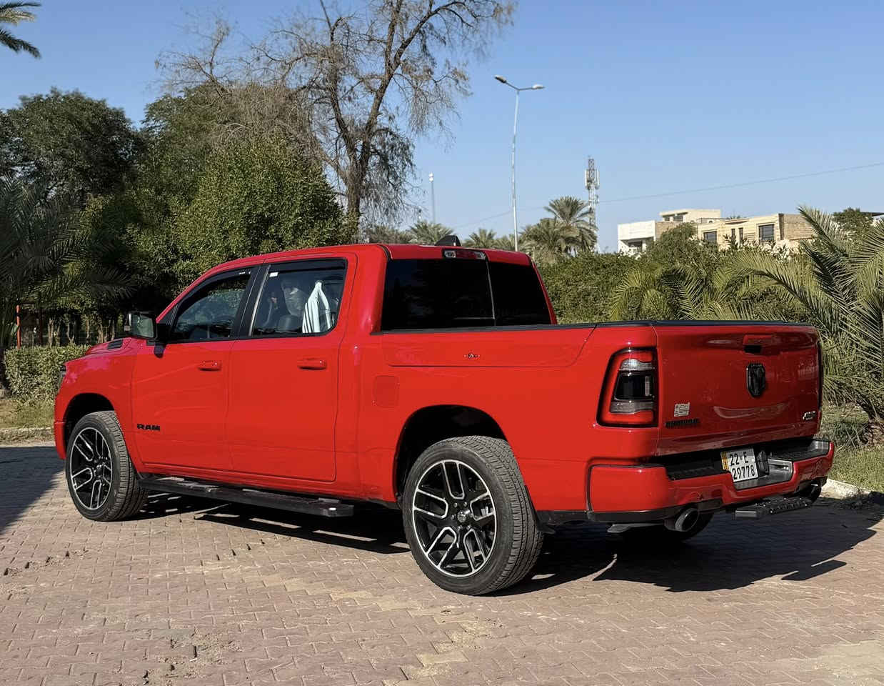 السلام عليكم
دوج رام  
‏ (Big Horn )
موديل : 2021 
ماشية : 69 الف 
المواصفات 
بصمة 
شاشة 
كاميرا 
تحكم ستيرن جهتين 
كروز سرعة 
المكينة 8 سلندر 
 5700 
لايت زنون 
لد امامي 
بلوجكتور لد 
حساسات امامية + خلفية 
كشنات جلد
كشنات كهرباء 
باب طويلة 
بدي كصير 
مري شفط كهرباء 
اشاير بالمري 
دوسات 
ويل كب كروم 
قطعتين تبريد 
دبل كزوز 
رادارات 
تحديد مسار 
قيادة ذاتية 
تشغيل عن بعد 
سايد بريك دكمة 
باب الخلفي كهرباء 
صندوك خلفي 
(رقم أربيل الجديد بأسمي وكالة او تحويل )
الحادث : جاملغ + ربع بنيد صبغ + باب السايق مبدل نفس الون . بدون اي دواخل 
( صور الحادث مرفقة ) 
السيارة جديدة جداً بدون اي نقص 
السعر : 345 وبيها مجال 
العنوان : بغداد الكاظمية قرب مرور الكاظمية معارض جكوك معرض الرحمن . 
للاستفسار 
عبدالرحمن 
 *********** 
 ***********
