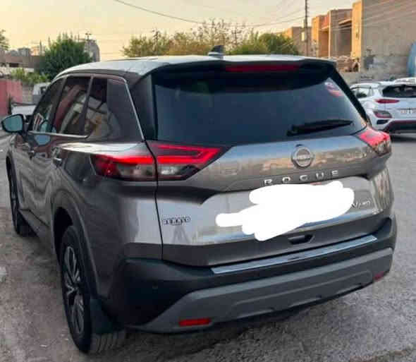 نيسان روج موديل 2023 لون فيلي مرقم بغداد 
ماشي 48 
رادار امامي خلفي 
تحديد مسار 
مثبت سرعة 
مانع تصادم امامي خلفي 
شاشة كاربلي 
تبريد قطعتين 
تبديل بنيد بدون شواصي ودواخل 
بيها صفحة سايق كلير بامريكا مشتغلي 
وبيها طخه بالصندوق الخلفي موضحة بالصورة 
السيارة بيها صوت بالمكينة اني ما اعرف وين اصلح واني بنت ما اكدر اروح اماكن تصليح ابيعها ع وضعها 122 وبيها مجال رقم التلفون *********** بغداد الكرخ
