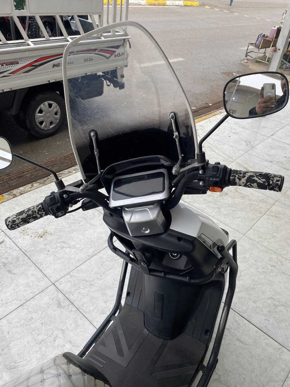 السلام عليكم
شحن ريناكس 
6بطاريات 28 امبير 
بطاريات شرط وبدون 
عيب افحصها كدامك
شاحنه الكترونية 
سعرها 650 وبيها مجال 

***********
