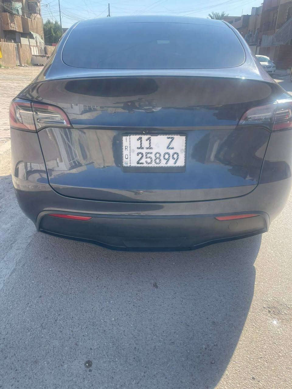 تسلا مودل y
1 الستيرن 
2 اضافة الشاشة الخلفية 
3 ضوء اليدة 
 التفاصيل والمواصفات
​الموديل: Tesla Model Y
​سنة الصنع: 2023
​عدد المقاعد: 7 ركاب (عائلية) 👨‍👩‍👧‍👦
​المسافة المقطوعة: 50,000 كم فقط.
​الحالة: أون لاين (نظيفة جداً).
​نظام القيادة: متطور مع كامل تقنيات تسلا المعروفة. 
الحادث : موضح بل صورة جزء الخلفي فقط 
مواصفات : السيارة مليانة مواصفات ماتنعد ولا تحصه شنو ابالك موجود 
الرقم : بغداد وجاهز 
​السعر المطلوب:
​💰 23,000 دولار أمريكي (شدتين و30 ورقة)
​📱 للتواصل والاستفسار:
يرجى الاتصال على الرقم التالي:
***********
