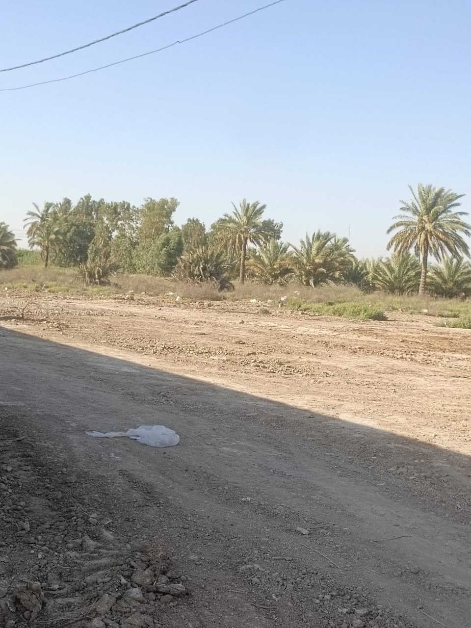 سلام عليكم نصف دونم موقعة خلف السكلات قرب البحميد ومسحوبلة ماء وكهرباء والشارع مالتة سبيس ومعدول بكانة حلو ومرتب يبعد عن الشارع 200متر هاذة رقمي  ‏‪***********‬‏

