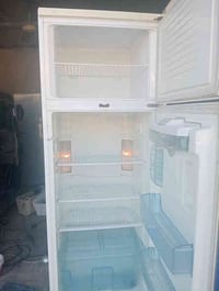 ثلاجة 18قدم شغاله مع ثلاجة صغيره 7قدم مامصلحه مكاني العبيدي الكفاات رق...