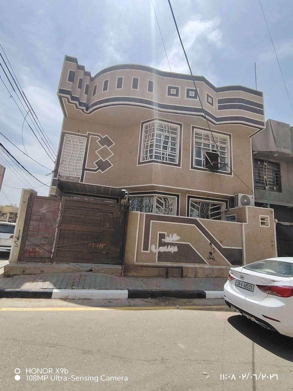للبيع بيت في حي الميلاد
مساحة 115م ركن طابقين ونص 
الطابق الاول يحتوي على استقبال وصاله ومطبخ وصحيات داخليه وخارجيه و طارمه الطابق الثاني غرفتين نوم وصاله ومطبخ وصحيات ..وايضا نص طابق غرفة وصحيات مع السطح
البيت ب اسمي ***********
