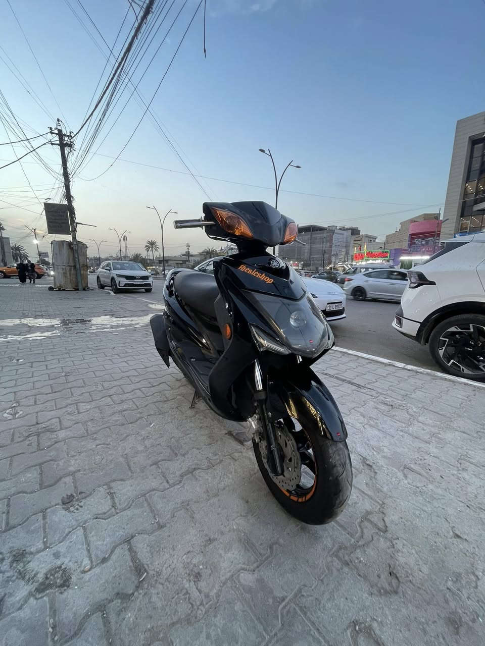 السلام عليكم سكنس لد كوري
بيه بوشه 59 
زوج كلجات رياضية 
مازده عدسه وسكنات عمل لونين 
قبغ فلاوين اصلي برتقالي 
قطرة اكسل برتقاليه 
صالنصه صجميه سوده بيه واقيه مال شمعه 
اشاير برتقاليه 
دراجه جديده كلش وناعمه وبيه شلعه ومعدل يخبلن 
*********** مكاني الشعب 
السعر 1500 مليون و500
