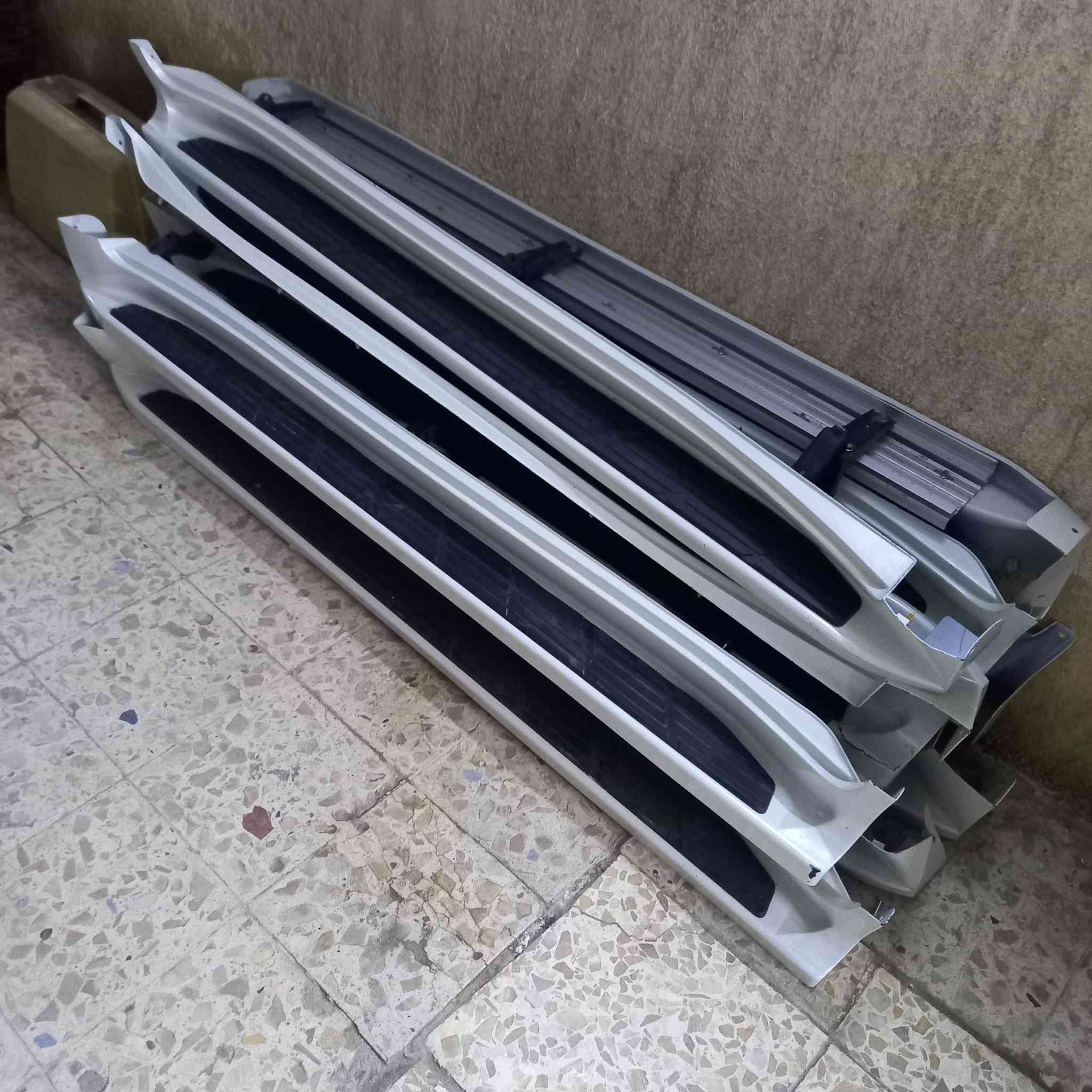 السلام عليكم عندي دوسات لاندكروز للبيع مكاني بغداد رقم الهاتف ***********
