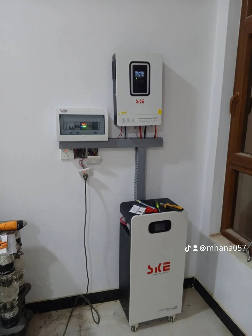 🔹 Deye – 6KW (Hybrid)
القوة الذكية والتشغيل 24 ساعة 🔋🔥
✔️ نظام هايبرد يشتغل ويا الألواح + البطارية + الوطنية
✔️ إدارة ذكية للشحن والتفريغ
✔️ شاشة عرض تبين كل التفاصيل
✔️ مثالي للبيوت الي تريد كهرباء مستمرة حتى بالقطع

إذا تريد راحة بال وطاقة ما تنقطع… هذا الخيار الذهبي 👌

ــــــــــــــــــــــــــــ

🔋 بطارية 51.2V 300Ah (15.36KWH)
خزن طاقة قوي وتشغيل أحمالك المهمة بأمان وثبات 💯

✨ الفرق يعتمد على احتياجك…
تريد توفير أكثر؟ لو تريد منظومة متكاملة تشتغل 24 ساعة؟

📩 راسل البيج هسه وخلي نحددلك الأنسب حسب استهلاك بيتك ونطيك أفضل عرض خاص‏‪***********‬‏.***********
